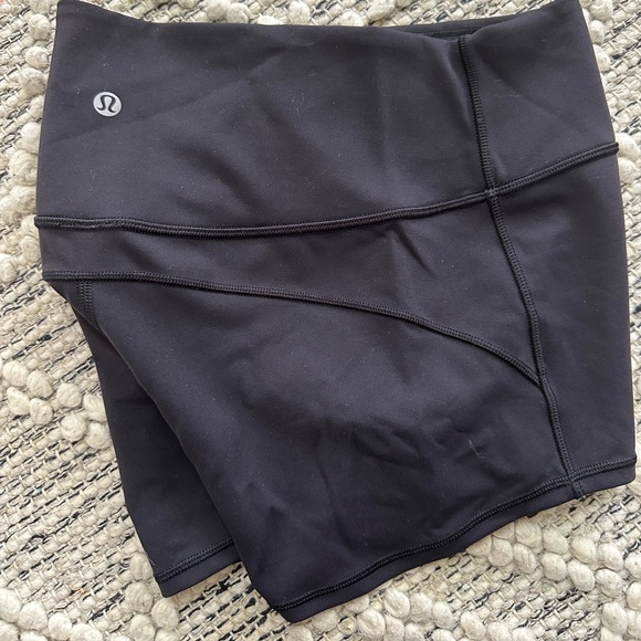 Lululemon In Movement Biker Shorts Everlux 2.5" Size 4 in Black. - Picture 6 of 9
